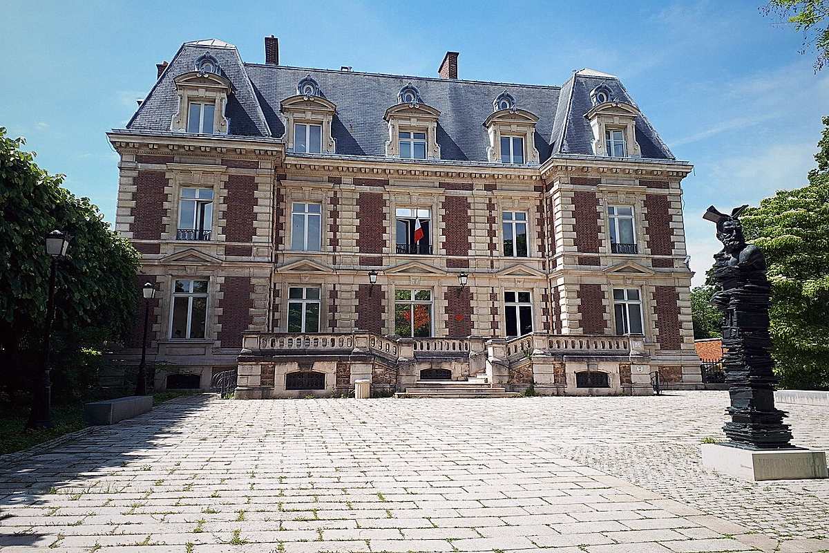 Vue de bibliotheque municipale à Courbevoie (Hauts-de-Seine)